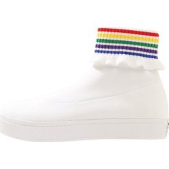 Opening Ceremony BOBBY SLIPON Sneakersy wysokie white multi. Białe trampki i tenisówki damskie marki Opening Ceremony, ze skóry. W wyprzedaży za 475,60 zł.