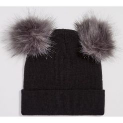 Czapka z puszystymi pomponami - Czarny. Czarne czapki damskie Sinsay, bez wzorów. Za 19,99 zł.