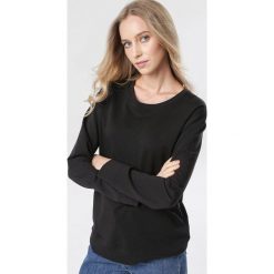 Czarna Bluza Onisall. Czarne bluzy damskie Born2be, xl, bez wzorów, bez rękawów, bez kaptura. W wyprzedaży za 69,99 zł.