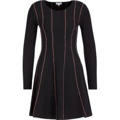 Sukienka dzianinowa Escada Sport Doja 5031090. Czarne sukienki damskie Escada Sport, xs, bez wzorów, z poliesteru, sportowe, bez kołnierzyka, bez rękawów, sportowe. W wyprzedaży za 699,00 zł.