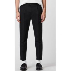 AllSaints - Spodnie Tallis Trousers. Czarne spodnie męskie AllSaints, na co dzień, bez wzorów, z bawełny. Za 599,90 zł.
