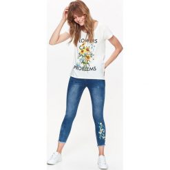 T-SHIRT KRÓTKI RĘKAW DAMSKI W KWIATY, Z NADRUKIEM. Białe t-shirty damskie Top Secret, z nadrukiem, z bawełny, bez kołnierzyka. W wyprzedaży za 9,99 zł.