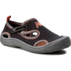 Sandały NEW BALANCE - K2013BON Czarny. Czarne sandały chłopięce New Balance, ze skóry ekologicznej, bez zapięcia. W wyprzedaży za 89,00 zł.