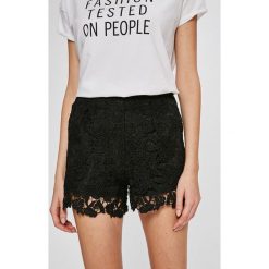 Answear - Szorty Stripes Vibes. Białe szorty damskie ANSWEAR, s, bez wzorów, z poliesteru, casualowe. W wyprzedaży za 99,90 zł.