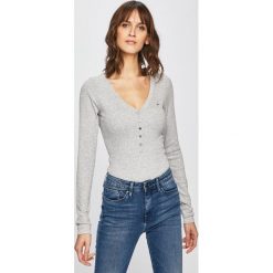 Tommy Jeans - Bluzka. Bluzki damskie Tommy Jeans. W wyprzedaży za 199,90 zł.
