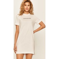 Calvin Klein Jeans - Sukienka. Czerwone sukienki damskie Calvin Klein Jeans, na co dzień, s, z nadrukiem, z bawełny, casualowe, z okrągłym kołnierzem, z krótkim rękawem, krótkie, mini, proste. W wyprzedaży za 239,90 zł.
