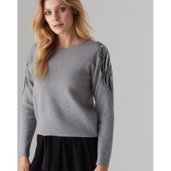 Sweter z cekinowym zdobieniem - Szary. Szare swetry damskie Mohito, s, z aplikacjami, bez rękawów, bez kaptura. Za 119,99 zł.