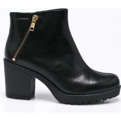Vagabond - Botki. Czarne buty zimowe damskie Vagabond, z materiału, na obcasie. W wyprzedaży za 269,90 zł.