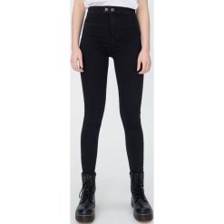 Jeansowe jegginsy high waist - Czarny. Czarne jeansy damskie Sinsay, bez wzorów, z jeansu. W wyprzedaży za 47,99 zł.