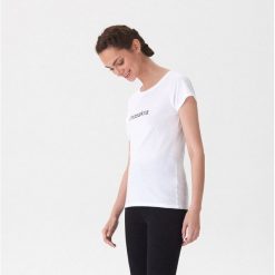 T-shirt z napisem Masakra - Biały. Białe t-shirty damskie House, xl, z napisami, bez kołnierzyka. W wyprzedaży za 19,99 zł.