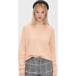 Lekki sweter o drobnym splocie - Różowy. Różowe swetry damskie Cropp, s, bez wzorów, ze splotem, bez rękawów, bez kaptura. Za 59,99 zł.