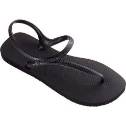 Havaianas - Sandały. Czarne klapki damskie Havaianas, bez wzorów, z materiału, bez obcasa, na obcasie. W wyprzedaży za 79,90 zł.