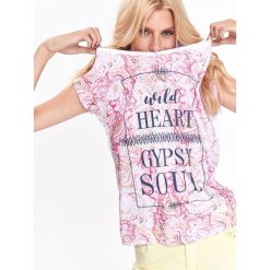 T-SHIRT DAMSKI Z NADRUKIEM. Różowe t-shirty damskie marki TROLL, w paski, z dzianiny, bez kołnierzyka. W wyprzedaży za 14,99 zł.