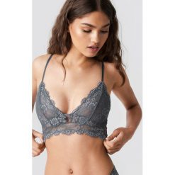 NA-KD Lingerie Koronkowy biustonosz w dekoltem V - Grey. Szare biustonosze NA-KD Lingerie, w koronkowe wzory, z koronki. Za 72,95 zł.