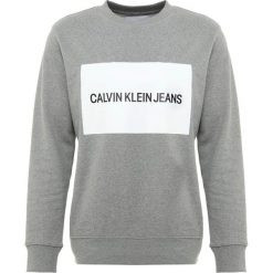 Calvin Klein Jeans INSTITUTIONAL BOX CREW NECK Bluza grey. Szare bluzy męskie Calvin Klein Jeans, m, z bawełny. Za 419,00 zł.