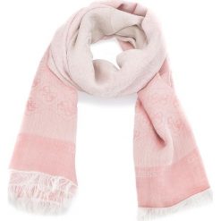Szal GUESS - AW7740 MOD03 ROS. Czerwone chusty damskie marki Guess, z aplikacjami, z materiału. Za 219,00 zł.