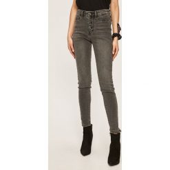 Guess Jeans - Jeansy 1981. Szare jeansy damskie Guess Jeans, z podwyższonym stanem. W wyprzedaży za 279,90 zł.