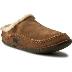 Kapcie SOREL - Falcon Ridge NM1465 Marsh 251. Pomarańczowe kapcie męskie marki Sorel, ze skóry. W wyprzedaży za 219,00 zł.