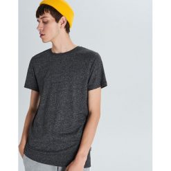 Melanżowa koszulka basic - Szary. Szare koszulki męskie Cropp, s, bez wzorów, bez kołnierzyka, bez rękawów. W wyprzedaży za 19,99 zł.