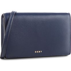 Torebka DKNY - R83E3623 Navy NVY. Niebieskie torebki klasyczne damskie DKNY, bez wzorów, ze skóry, bez dodatków. W wyprzedaży za 399,00 zł.