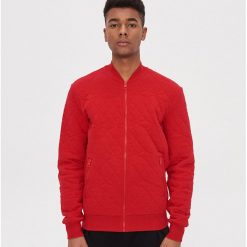 Bluza bomber - Czerwony. Czerwone bluzy męskie House, s, bez wzorów, bez kołnierzyka, bez rękawów, bez kaptura. Za 139,99 zł.