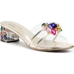 Klapki SCA'VIOLA - G-27 Gold. Żółte klapki damskie Sca'viola, z aplikacjami, z tworzywa sztucznego, bez obcasa, na obcasie. Za 279,00 zł.