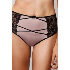 Change Lingerie - Stringi by Britney Spears. Czarne stringi damskie marki Change Lingerie, z koronki. W wyprzedaży za 59,90 zł.