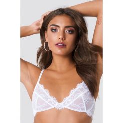 NA-KD Lingerie Koronkowy biustonosz Romantic - White. Białe biustonosze NA-KD Lingerie, z haftami, z materiału. Za 80,95 zł.