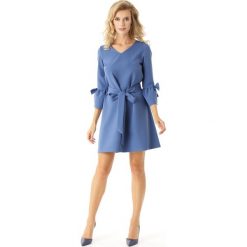 Sukienka trapezowa niebieska. Niebieskie sukienki damskie e-margeritka.pl, xl, z aplikacjami, z elastanu, eleganckie, z krótkim rękawem, krótkie, bez kaptura. Za 189,99 zł.
