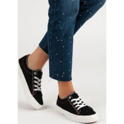 CZARNE TENISÓWKI. Czarne trampki i tenisówki damskie marki KYLIE, bez wzorów, bez zapięcia. Za 76,90 zł.