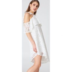 NA-KD Boho Koronkowa sukienka z odkrytymi ramionami - White. Białe sukienki damskie marki NA-KD Boho, bez wzorów, z koronki, boho, z falbankami, bez rękawów, asymetryczne. W wyprzedaży za 60,88 zł.