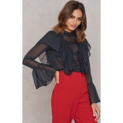 Boohoo Bluzka ze stójką i falbanką - Black. Czarne bluzki damskie Boohoo, w grochy, z poliesteru, ze stójką, bez rękawów. W wyprzedaży za 36,58 zł.