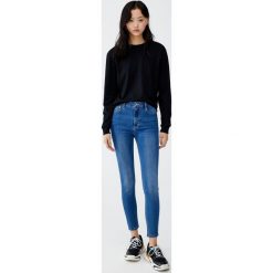 Jeansy super skinny fit z wysokim stanem. Niebieskie jeansy damskie Pull&Bear, z podwyższonym stanem. Za 79,90 zł.
