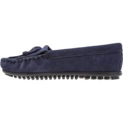 Mokasyny damskie: Minnetonka KILTY Mokasyny navy