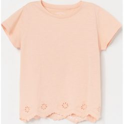 Bawełniany t-shirt z haftem - Kremowy. Białe t-shirty damskie Reserved, z haftami, z bawełny, bez kołnierzyka. W wyprzedaży za 15,99 zł.