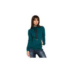 Bluzy Be B055 Bluza z wysokim kołnierzem. Zielone bluzy damskie marki BE, l. Za 119,00 zł.