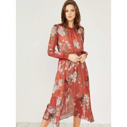 Sukienka w kolorze czerwonym ze wzorem. Czerwone sukienki damskie Urban Touch, bez wzorów, z okrągłym kołnierzem, z długim rękawem, długie, midi. W wyprzedaży za 134,95 zł.