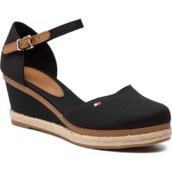 Espadryle TOMMY HILFIGER Iconic Elba Basic Closed Toe FW0FW02838. Niebieskie espadryle damskie TOMMY HILFIGER, bez wzorów, bez obcasa. W wyprzedaży za 229,00 zł.