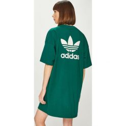 Adidas Originals - Sukienka. Zielone sukienki damskie dzianinowe marki adidas Originals, na co dzień, z nadrukiem, casualowe, z okrągłym kołnierzem, maxi, proste. Za 169,90 zł.