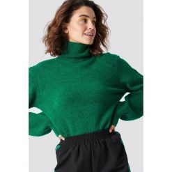 Emilie Briting x NA-KD Sweter z golfem - Green. Zielone golfy damskie Emilie Briting x NA-KD, z dzianiny. Za 202,95 zł.