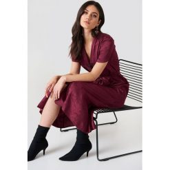 NA-KD Boho Satynowa sukienka w żakardowe kwiaty z wiązaniem - Red,Purple. Czerwone sukienki damskie marki NA-KD Boho, w paski, z poliesteru, boho, bez kołnierzyka, bez rękawów, maxi. W wyprzedaży za 141,97 zł.