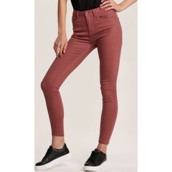 Ciemnoróżowe Spodnie Slim Mhyrtila. Różowe spodnie damskie Renee, bez wzorów. Za 49,99 zł.