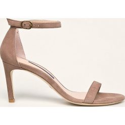 Stuart Weitzman - Sandały. Czarne sandały damskie Stuart Weitzman, bez wzorów, ze skóry, bez obcasa, na obcasie, na klamry. W wyprzedaży za 899,90 zł.