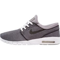 Nike SB STEFAN JANOSKI MAX Tenisówki i Trampki gunsmoke/black/white. Szare trampki męskie marki Nike SB, z tworzywa sztucznego. W wyprzedaży za 349,30 zł.