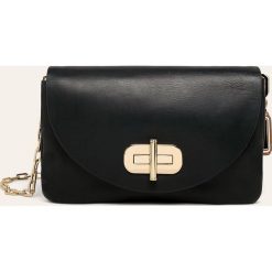 Tommy Hilfiger - Torebka skórzana. Niebieskie listonoszki damskie TOMMY HILFIGER, w paski, ze skóry, na ramię, małe, bez dodatków. Za 999,90 zł.