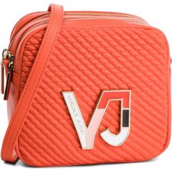 Torebka VERSACE JEANS - E1VTBBI8 70886 500. Czerwone torebki klasyczne damskie Versace Jeans, bez wzorów, z jeansu, na ramię, bez dodatków. W wyprzedaży za 339,00 zł.
