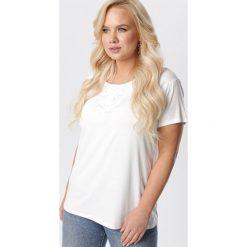 Biała Bluzka Synaronis. Białe bluzki damskie Born2be, xl, bez wzorów, bez kołnierzyka, bez rękawów. W wyprzedaży za 34,99 zł.