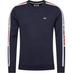Bluza Tommy Jeans Branded Tape Crew DM0DM07880. Niebieskie bluzy męskie Tommy Jeans, m, bez wzorów, z bawełny, bez kołnierzyka, bez rękawów, bez kaptura. Za 389,00 zł.