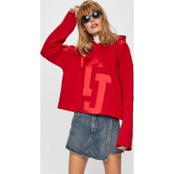 Tommy Jeans - Bluza. Czerwone bluzy damskie z nadrukiem marki Tommy Jeans, s, z bawełny, z kapturem. Za 449,90 zł.