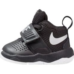 Buty skate męskie: Nike Performance TEAM HUSTLE D 8 Obuwie do koszykówki black/metallic silverwhite
